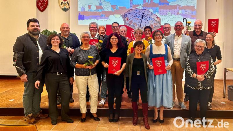 Bürgermeister Stefan Frank (links) verlieh die Zertifikate an die neuen Stadtführer in Sulzbach-Rosenberg. Bild: Stadt Sulzbach-Rosenberg, Vera Dehling-Vagt