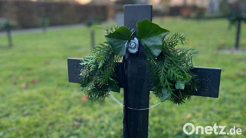Mit Hilfe von ehrenamtlichem Einsatz wurden die Soldatengräber zum Allerheiligenfest geschmückt. Zum Volkstrauertag, 17. November, werden sie erneut gesegnet. Bild: Katharina Wennicke