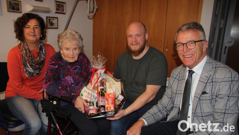 Annemarie Goschalova feierte ihren 90. Geburtstag. Dazu gratulierten ihr (von links) Elisabeth Gradl vom VdK, Patrick Schüßler, der mit der Enkelin des Geburtstagskindes verheiratet ist, und Bürgermeister Franz Stahl. Bild: kro