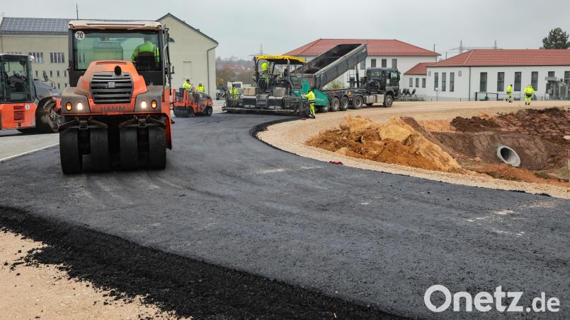 Zwischen Amberg und Kümmersbruck laufen seit Freitag Asphaltierungsarbeiten: Hier entsteht ein wichtiger Knotenpunkt, der erste Abschnitt der Kümmersbrucker Westumgehung, der noch im November für den Verkehr freigegeben wird. Bild: Wolfgang Steinbacher