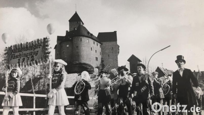 Vor Jahrzehnten war der Faschingsumzug in Falkenberg ein Höhepunkt und Blickfang. Wieder aufleben wird die Veranstaltung vorerst noch nicht. Aber es steigt ein Faschingsball. Bild: Archiv OWV Falkenberg/exb