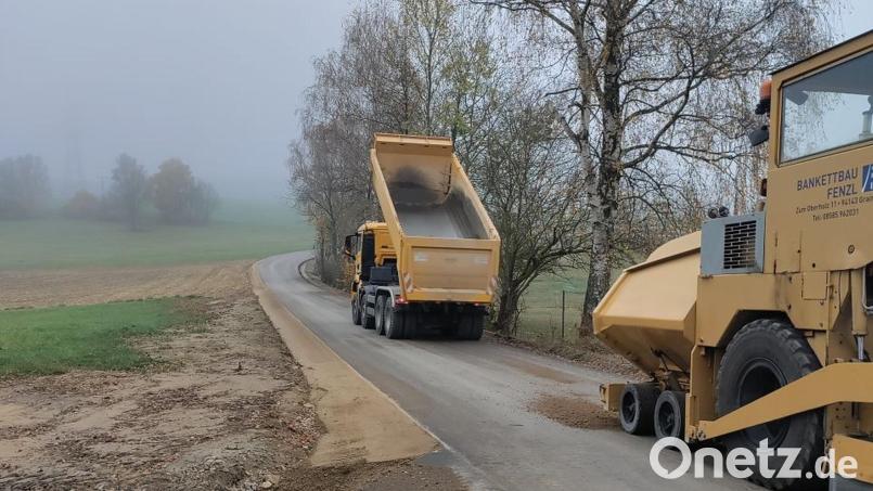 Schnell gingen die Straßenbauarbeiten von Heumaden zur Gemeindegrenze Eslarn durch die Firmen Seebauer und Huber über die Bühne. Bild: gi