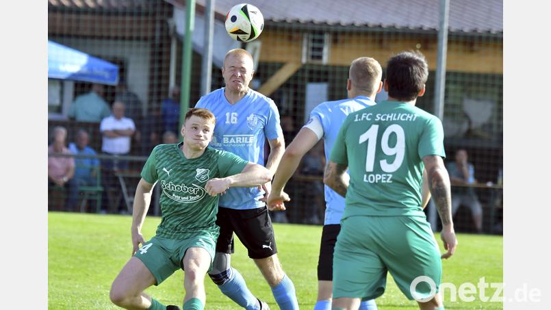 Beim 1. FC Schlicht (grüne Trikots, Szene aus dem Spiel gegen Vilseck) läuft es derzeit richtig gut. Sollte auch gegen den punktgleichen FC Raindorf ein Sieg gelingen, würde man zum schärfsten Verfolgen von Tabellenführer Etzenricht avancieren. Archivbild: Hubert Ziegler