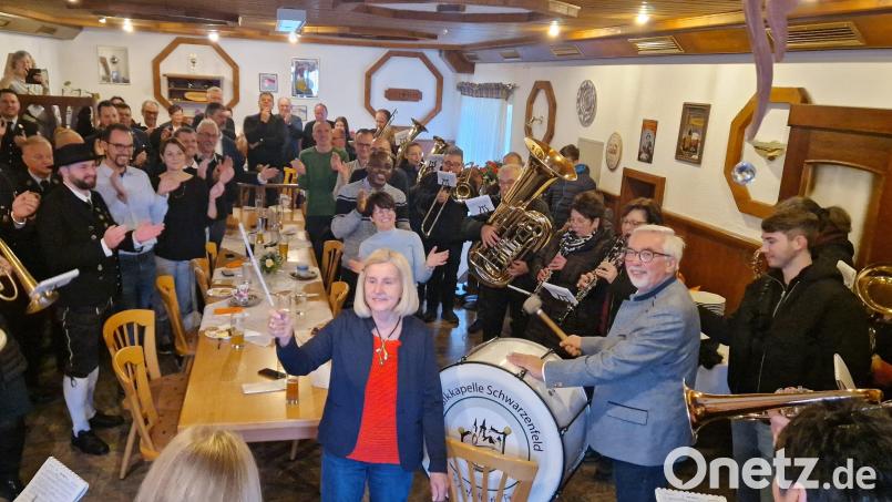 Zusammen mit seiner Frau Hermine bestimmt der Jubilar Manfred Rodde den Takt der Musikkapelle vor großer Kulisse mit Vereinen und Freunden. Bild: mab