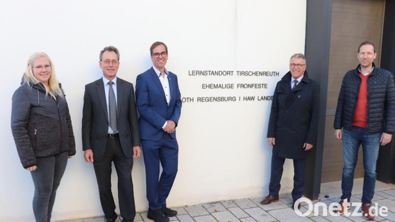 Bürgermeister Franz Stahl (Zweiter von rechts) mit Professor Dr. Ralph Schneider (Mitte), Professor Dr. Fritz Pörnbacher (Zweiter von links), Stadtkämmerer Harald Eckstein und stellvertretender Stadtkämmerin Eva Kastl vor Tirschenreuths Lernstandort in der ehemaligen Fronfeste. Bild: Stadt Tirschenreuth/Mirko Streich/exb