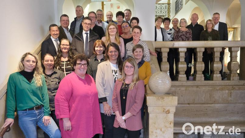 Die Mitarbeiter des Klinikums St. Marien, die für langjährige Treue zum Haus geehrt oder in den Ruhestand verabschiedet wurden. Bild: Sandra Dietl/Klinikum Amberg