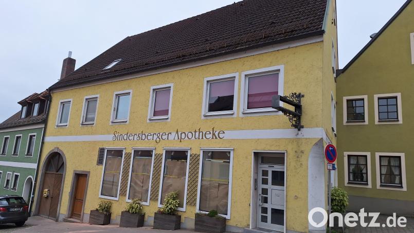 Noch prangt der Schriftzug &quot;Sindersberger Apotheke&quot; an diesem Gebäude in Nabburg. Sie gehört zu den sieben Apotheken im Landkreis Schwandorf, die in den vergangenen zehn Jahren die Reißleine gezogen haben. Bild: bl