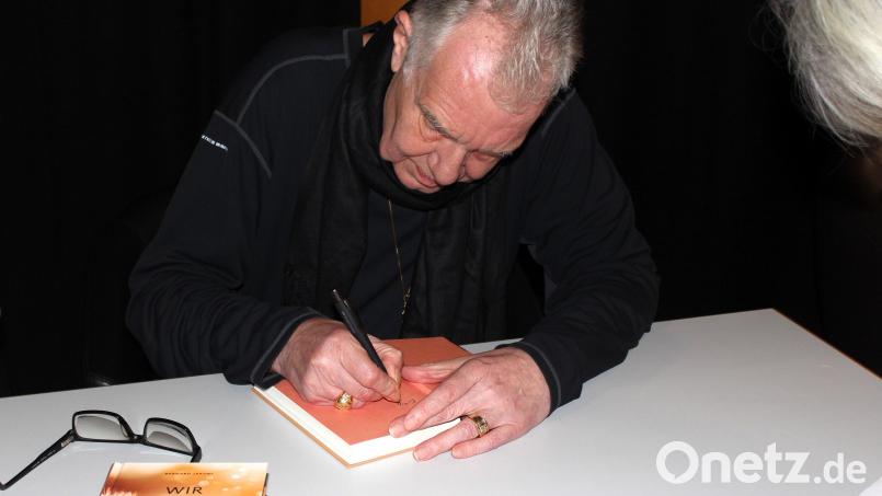 Bernard Jakoby stellt seine neueste Publikation &quot;Wir sehen uns wieder!&quot; vor und signierte diese auch auf Wunsch. Bild: Dagmar Williamson