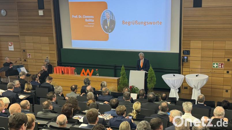 Prof. Dr. Clemens Bulitta, Präsident der OTH Amberg-Weiden, würdigt in seiner Eröffnungsrede das 30-jährige Bestehen der Hochschule. Bild: mgo