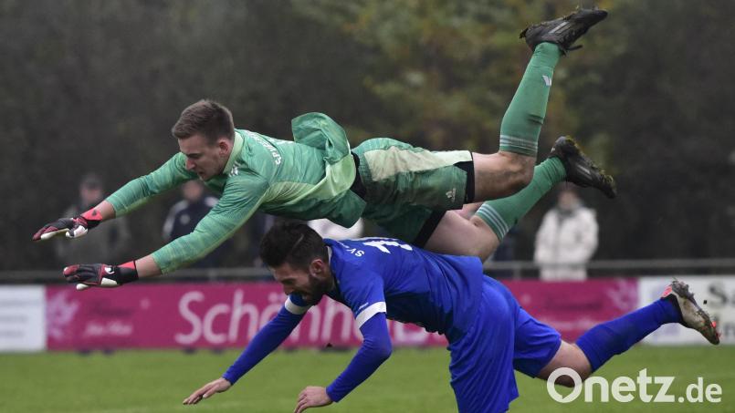Parallelflug im Strafraum der SpVgg Pfreimd: Der SpVgg-Torhüter Michael Herrmann (oben) fliegt gegen Stephan Herrmann vom SV Etzenricht um die Wette. Bild: ham