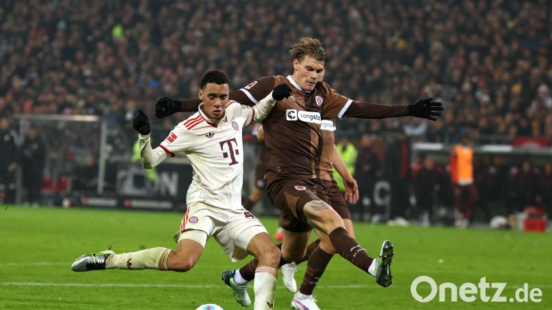 Jamal Musiala (inksl) gegen St. Paulis Eric Smith. Der Bayern-Star sorgte für die Entscheidung in Hamburg. Bild: Christian Charisius
