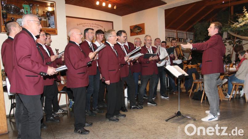 Der Chor des Männergesangvereins &quot;Sangeslust&quot; Georgenberg um Johannes Haider (rechts) legt sich beim Auftakt des Wirtshaussingens voll ins Zeug. Bild: pi
