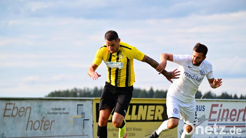 Spielertrainer Jiri Prochazka (links) und der SV Poppenreuth trennten sich 1:1 vom FC Fichtelgebirge. Archivbild: Thomas Schrems