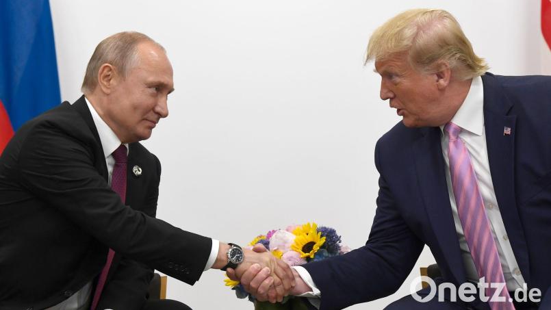 Der designierte US-Präsident Donald Trump sprach einem Bericht zufolge mit dem russischen Staatschef Wladimir Putin - unter anderem über den Ukraine-Krieg. Bild: Susan Walsh/AP/dpa