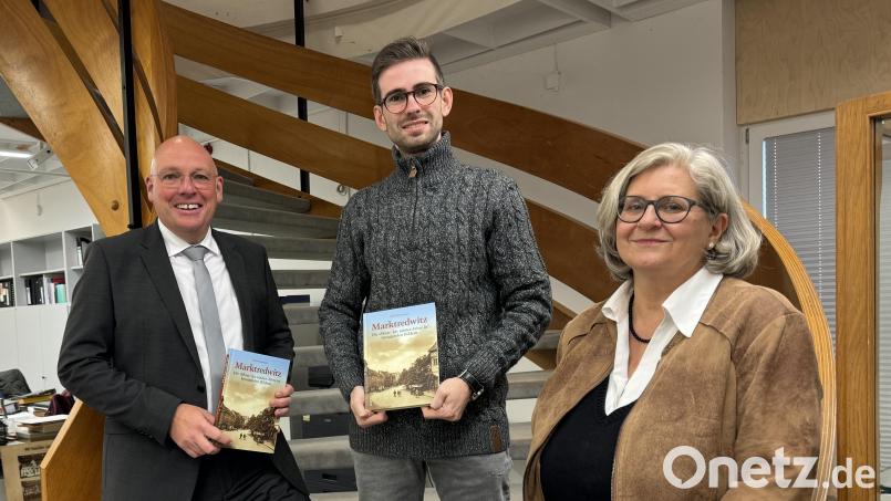 Oberbürgermeister Oliver Weigel, Autor Tobias Damberger und Stadtarchivarin Edith Kalbskopf (von links) bei der Präsentation des neuen Marktredwitz-Buches. Bild: Matthias Bäumler/fph