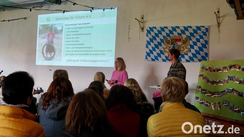 Verena Ries und Max Lehner berichteten über die Fortschritte ihres Schulprojekts in Tansania Bild: nib