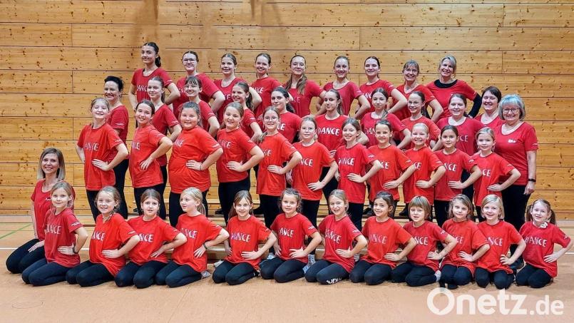 Da stehen sie feinsäuberlich aufgereiht, die 45 Mädels der drei Freudenberger Faschingsgarden. Bild: gri