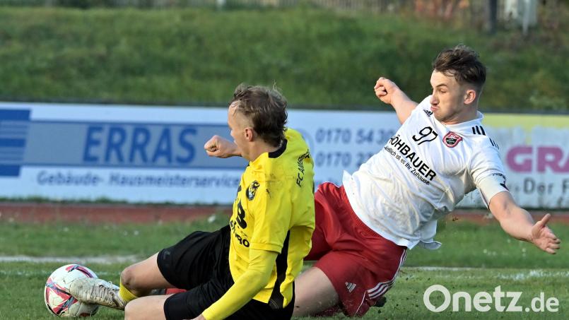 Eine hitzige Szene am Ende der ersten Halbzeit, als Noah Majdic (links) vom FC Amberg und der zweifache Torschütze und Kapitän Nico Argauer (rechts) vom SC Luhe-Wildenau an der Eckfahne gemeinsam zum Ball gingen. Bild: Hubert Ziegler