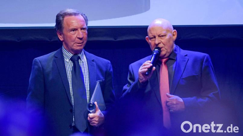 Der frühere Sportreporter Dieter Adler (r) ist gestorben. Bild: Axel Heimken/dpa