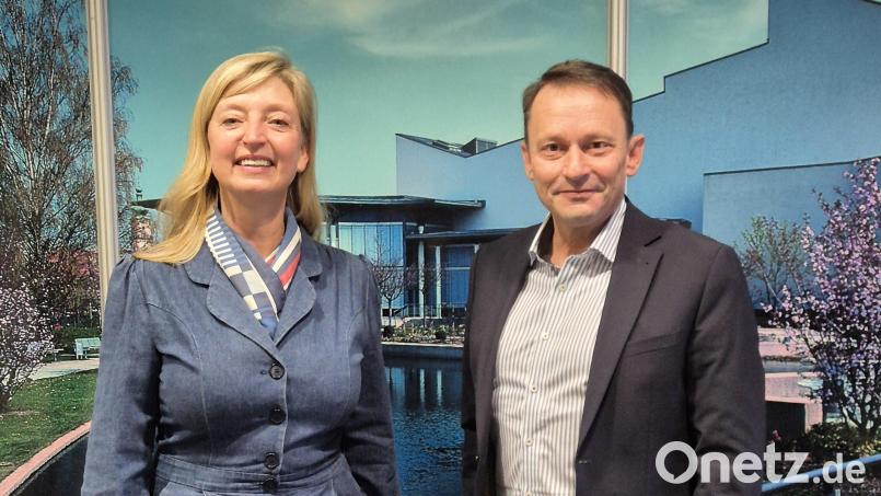 Die neue Geschäftsführerin der Max-Reger-Halle heißt Jutta Kistner. Oberbürgermeister Jens Meyer heißt sie in Weiden willkommen. Bild: Lowak