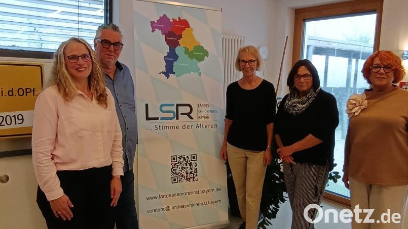 Stellvertretendes Vorstandsmitglied Silke Kunz (links) und Vorstandsmitglied Peter Klein (Zweiter von links) gratulieren (von links) Regina Suttner, Gertrud Gradl und Dorit Schwarzfischer. Bild: Karin Larson-Lion/exb