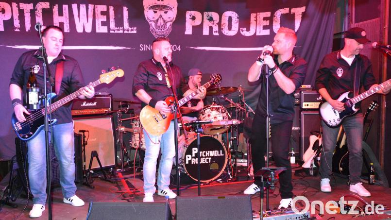 „Pitchwell Project“ feierten am Samstagabend in der Kulturfabrik ihr zwanzigjähriges Bestehen mit einem Konzert, dort ließen sich die fünf Musiker feiern, die noch lange nicht am Ende ihrer Karriere sind. Bild: jr