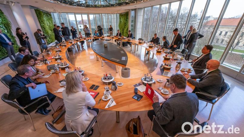 Binnen 24 Stunden will das Kabinett den Nachtragshaushalt festzurren. (Archivbild) Bild: Peter Kneffel/dpa