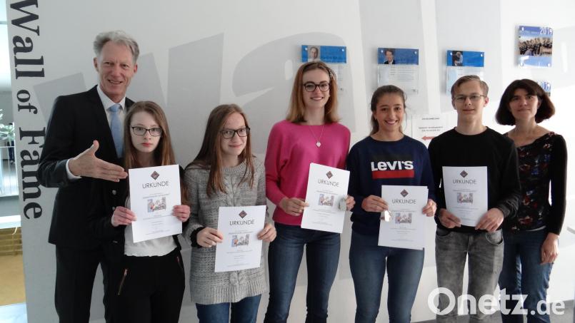 Schulleiter Johannes Werner überreichte an die erfolgreichen Mannschaften die Urkunde für ihr erfolgreiches Abschneiden beim Schülerwettbewerb. Bild: exb