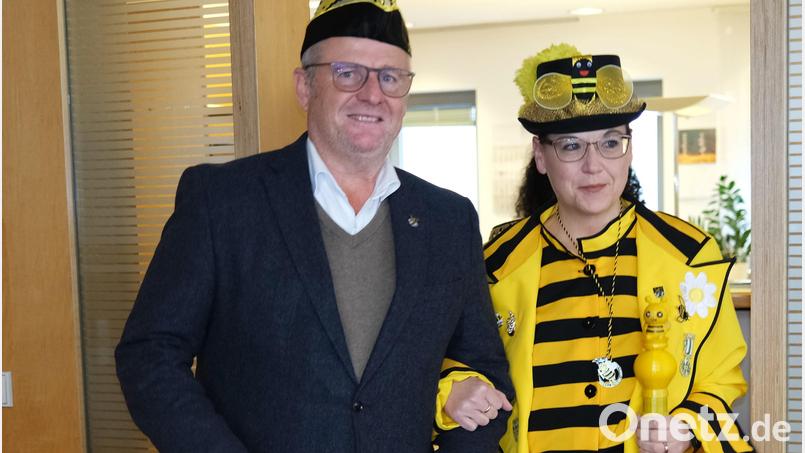 Biene Yvonne, das Maskottchen der "Schwandoria Schwarz-Gelb", hakt sich bei Oberbürgermeister Andreas Feller ein und begleitet ihn zur Übergabe des Stadtsäckels vor das Rathaus. Die Aktentasche war allerdings leer. Bild: Hirsch