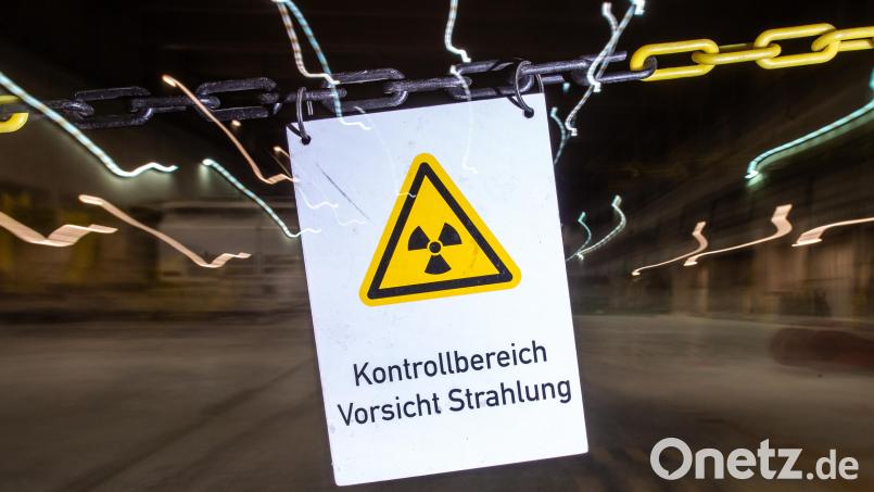 In einem atomaren Zwischenlager hängt an einer Absperrung ein Schild mit der Aufschrift &quot;Kontrollbereich Vorsicht Strahlung&quot;. Symbolbild: Lucas Bäuml/dpa
