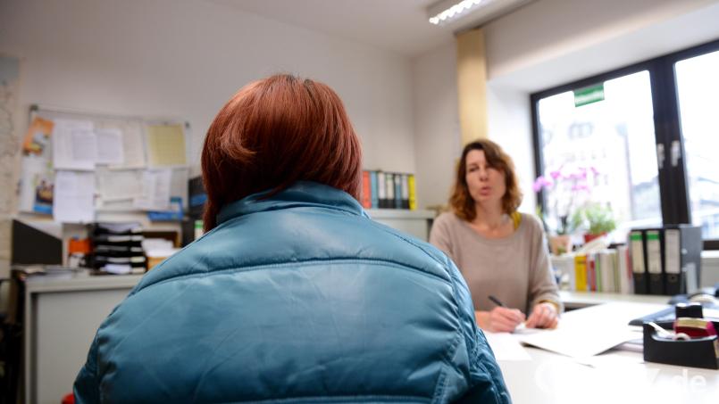 Gewalt gegen Frauen wird zu oft ignoriert. Deshalb müsste es jetzt auch in der Nordoberpfalz wichtig genug sein, Geld für Prävention in die Hand zu nehmen. Bild: Bernd Weißbrod/dpa