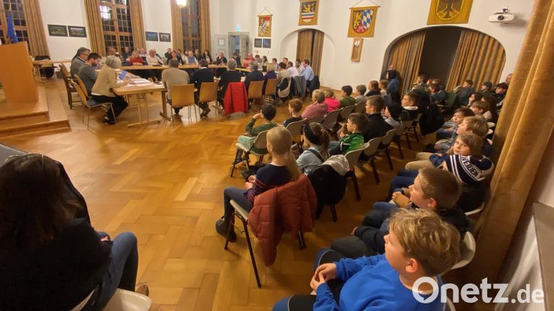 Zwei vierte Klassen der Grundschule Vohenstrauß verfolgen die Stadtratssitzung im Großen Rathaussaal und bringen zwei Anliegen vor. Bild: ck