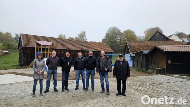 Die Neugestaltung der Dorfmitte in Weidenthal im Zuge der Dorferneuerung ist abgeschlossen. Bild: Sarah Weiß, ALE Oberpfalz/exb