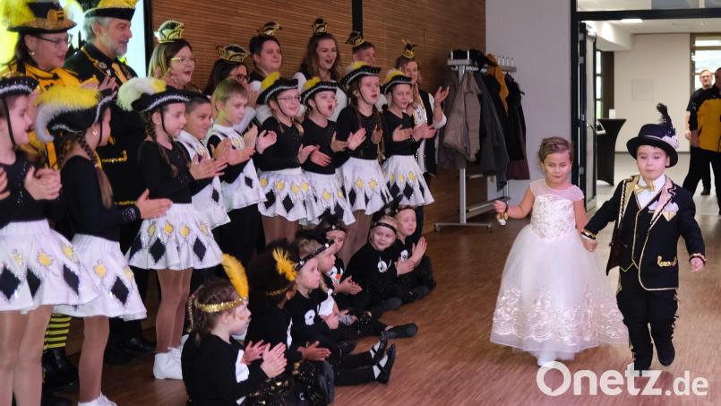 Beifall von den Gardemädchen gibt es für das Konfetti-Prinzenpaar Sophie I. und Felix I. bei der Inthronisationsfeier der Faschingsgesellschaft "Schwandoria Schwarz-Gelb" im KMK-Saal. Bild: Hirsch