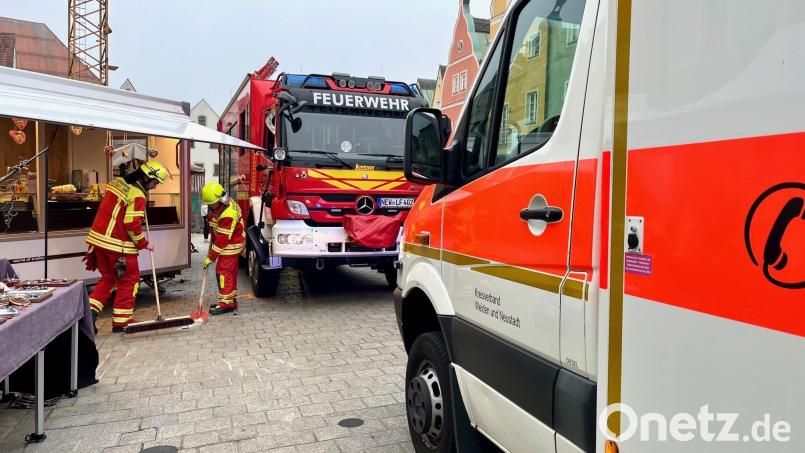 Die Scherben sind längst weggekehrt, doch bis der Unfall am Stadtplatz Neustadt/WN rechtlich und versicherungstechnisch aufgearbeitet ist, wird es wohl noch eine Weile dauern. Bild: Gabi Schönberger