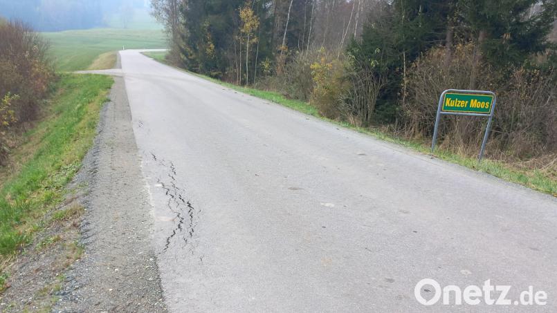 Immer wieder kehrende Straßenschäden im Kulzer Moos haben die Gemeinde jetzt dazu veranlasst ein Bodengutachtung erstellen zu lassen, um Gegenmaßnahmen einzuleiten. Bild: mnt