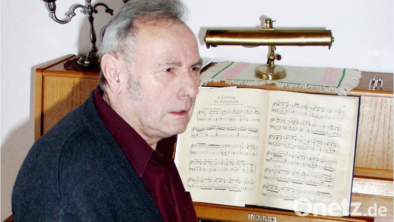 Es war jahrzehntelang, einer seiner Lieblingsplätze bei sich zu Hause: Andreas Wehrl am Klavier beim Ausprobieren und Einüben von Musikstücken. Bild: no