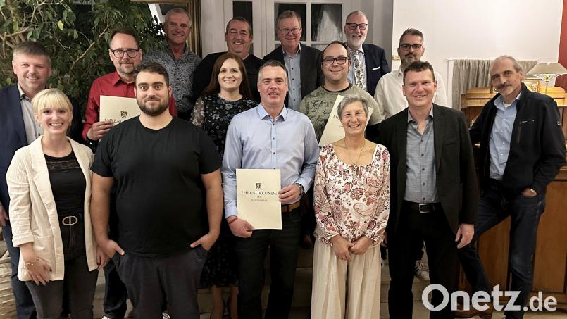 Oberbürgermeister Michael Cerny (Zweiter von links) ehrte zusammen mit Stadtwerke-Chef Frank Backowies (rechts hinten) und Betriebsrätin Simone Wirth (links vorne) die langjährigen Mitarbeiter. Bild: Karoline Gajeck-Scheuck