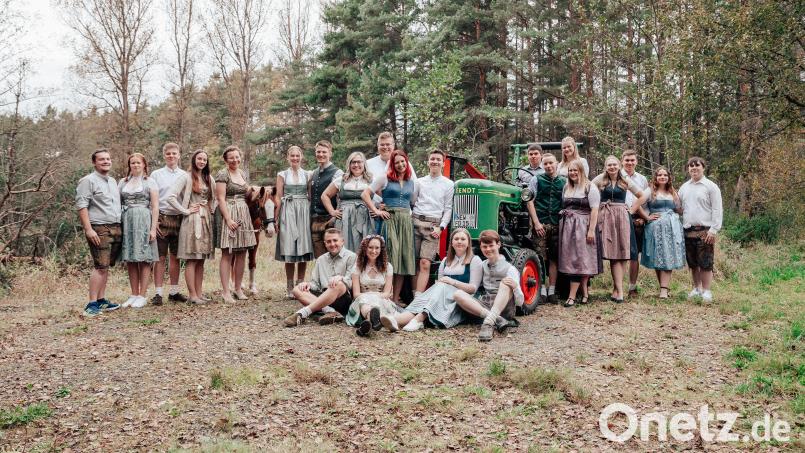 Ein Bild mit Erinnerungswert. Diese jungen Kaltenbrunner beleben eine alte Tradition neu und tanzen zum ersten Mal wieder einen Kirwabaum aus. Am Sonntag, 17. November, ist es soweit. Bild: bk