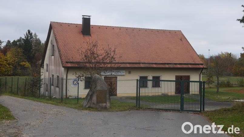 Das Sportheim am Eingang der Sportanlage. Der neue Verein will diese wieder übernehmen. Es soll Vereinsheim für alle Bürger der Marktgemeinde werden. Bild: fz