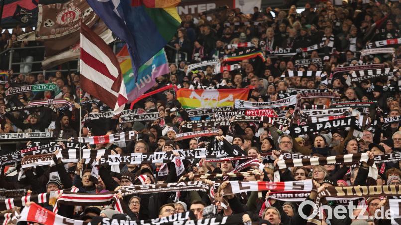 Die St-Pauli-Fankurve am Samstag im Spiel gegen die Bayern. Mit den Münchenern haben die Anhänger eine Fanfreundschaft. Bild: Christian Charisius/dpa