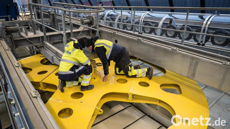 Der Mann vom Tüv schaut genau hin: Seilbahn-Prüfer Sebastian Mackrodt (rechts) mit Leitner-Ingenieur Ralph Dieterle auf der tonnenschweren Umlenkscheibe in der Talstation. Bild: Eric Waha/fph