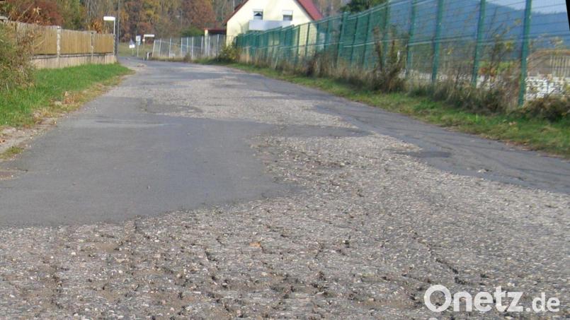 Einige Immenreuther mahnten in der Bürgerversammlung Schlaglöcher in den Straßen der Zweifelau und die fehlende Straßenbeleuchtung an, die eine Gefahrquelle bei Dunkelheit darstelle. Bild: bkr