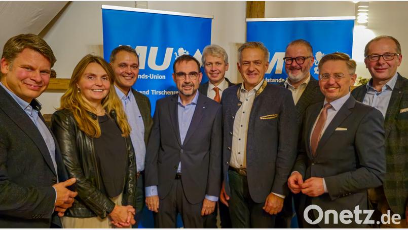 Gastredner bei einem Karpfenessen des Mittelstandsunion-Kreisverbandes Tirschenreuth war der Vorsitzende der CSU-Fraktion im Bayerischen Landtag, Klaus Holetschek (Vierter von links). Bild: Mittelstandsunion-Kreisverband Tirschenreuth/exb