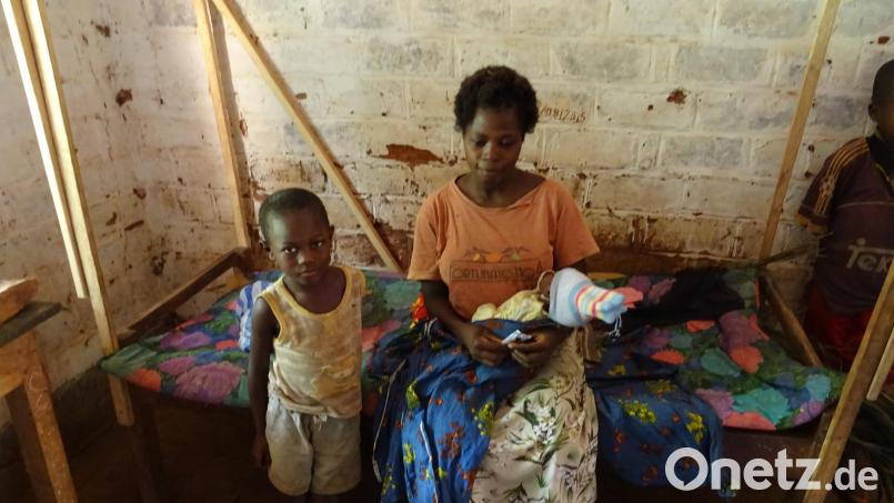 Die Krankenstation in Ndendule im Kongo ist in keinem guten Zustand. Für die Einwohner, wie hier eine junge Mutter nach der Geburt, aber eine lebenswichtige Einrichtung. Unterstützt wird sie unter anderem von der Missionsbrücke Moosbach. Bild: Gaby Hagn