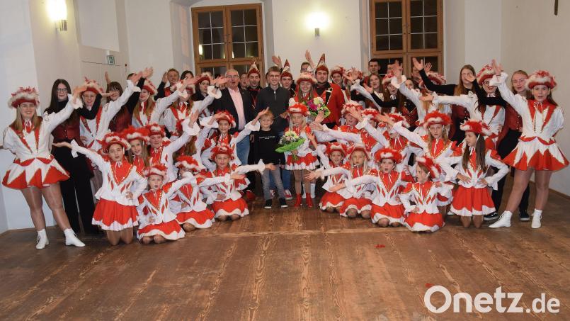 Mit seinem Hofstaat samt Garden kommt der Präsident des Faschingskomitees Schmidmühlen, Fabian Simon, zur Inthronisation des neuen Prinzenpaares Aaliyah I. und Bastian I. ins Hammerschloss. Mit einem dreifachem &quot;Schmidmühlen oho&quot; ruft er zusammen mit Drittem Bürgermeister Martin Bauer die Fünfte Jahreszeit aus. Bild: bö