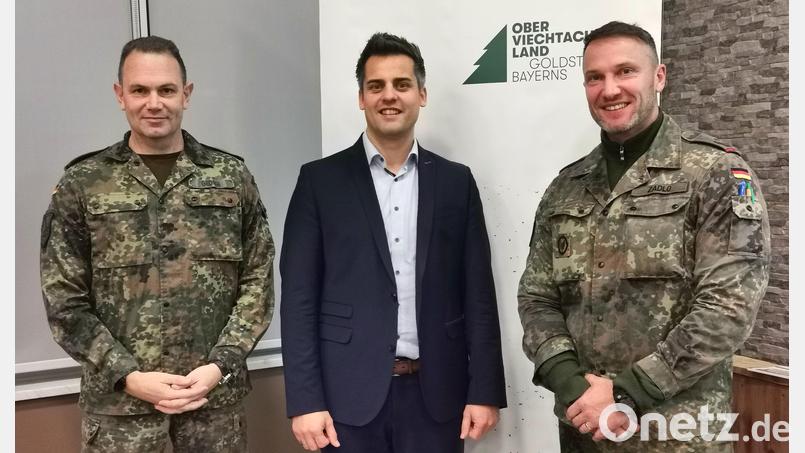 Zum Zeitplan der Litauen-Verlegung der Oberviechtacher Soldaten informieren auf der Bürgerversammlung Oberstleutnant Ralf Georgi (links) und Oberstleutnant Stefan Zadlo auf Einladung von Bürgermeister Rudolf Teplitzky. Bild: Portner