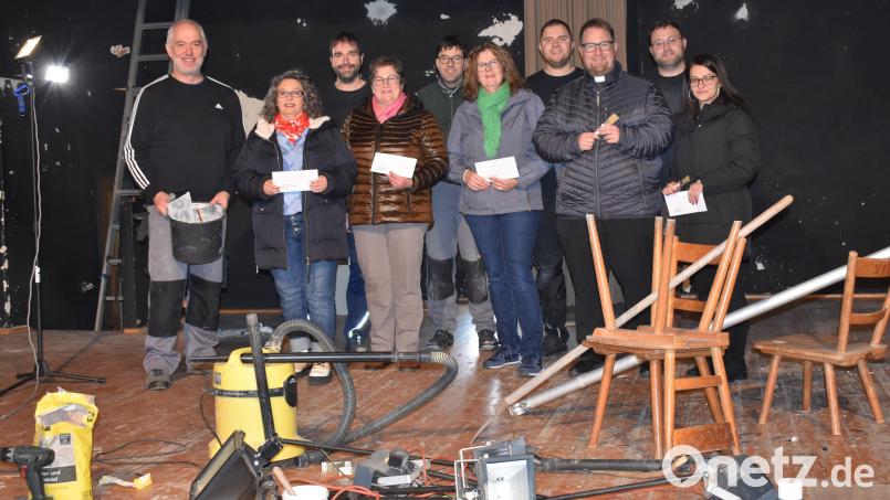 Die Handwerker der Katholischen Theatergruppe Grafenwöhr haben noch viel Arbeit vor sich, um die Bühne im großen Jugendheimsaal zu renovieren. Die Vertretungen der gemeinnützigen Einrichtungen freuen sich über ihre Spende. Bild: rgr