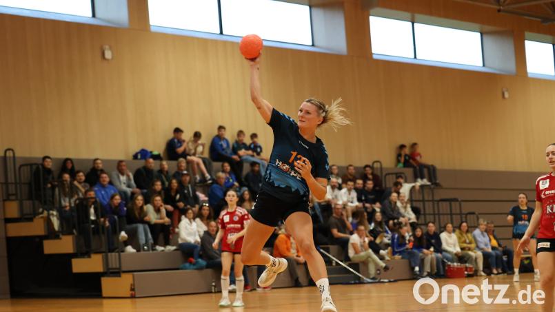 Jennifer Hermann (Szene aus einem früheren Spiel) von der HSG Weiden schließt ab: Ihre neun Treffer reichten in Forchheim am Ende nicht, um etwas Zählbares mitzunehmen. Archivbild: Dieter Jäschke