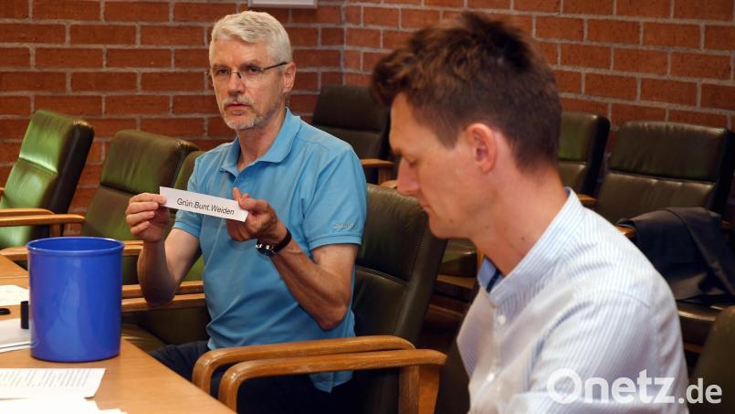 Lotterie im Weidener Stadtrat: Letztmals war die Sitzverteilung in Ausschüssen im Juli 2020 Glückssache. Dezernent Reiner Leibl links zog die Lose. Archivbild: Gabi Schönberger